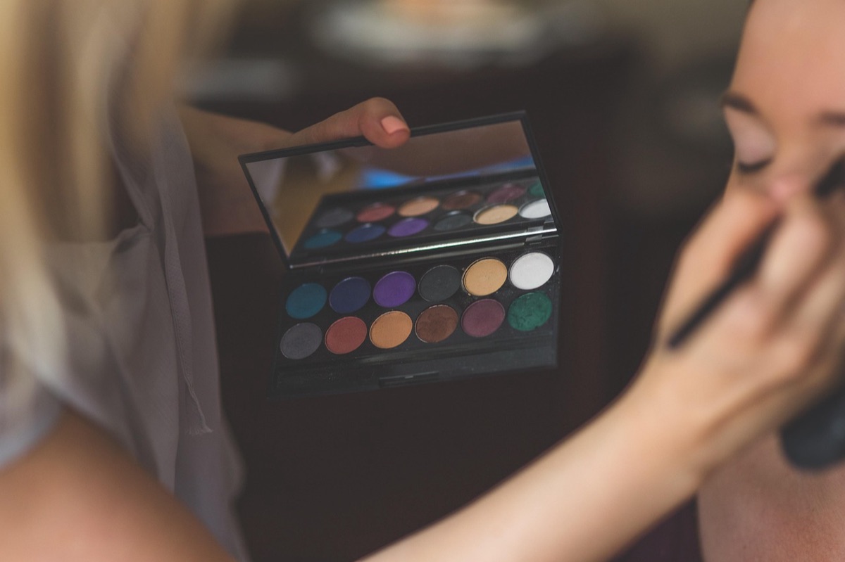 Vielfältiges Make-up Set mit Pinseln.
