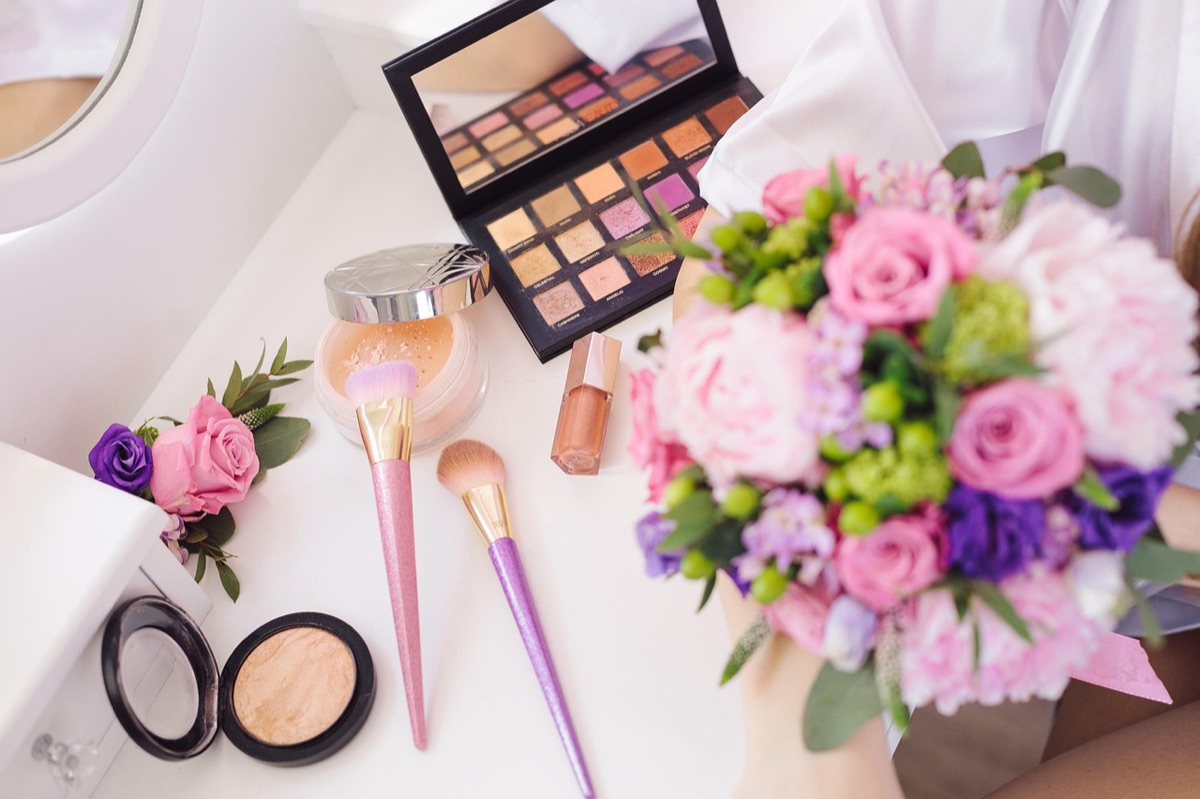 Accessoires de maquillage et palettes de couleurs