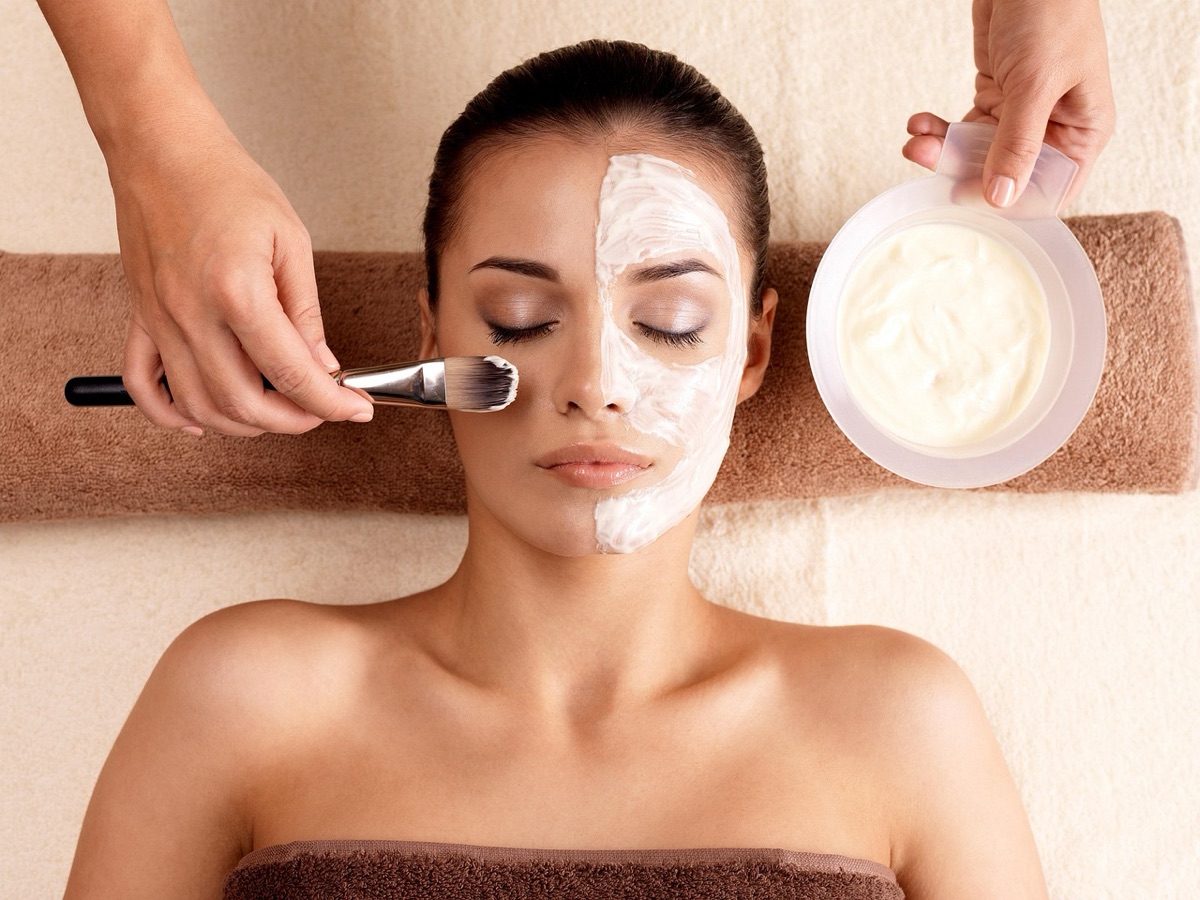Produtos de skincare coreanos populares em tendência.