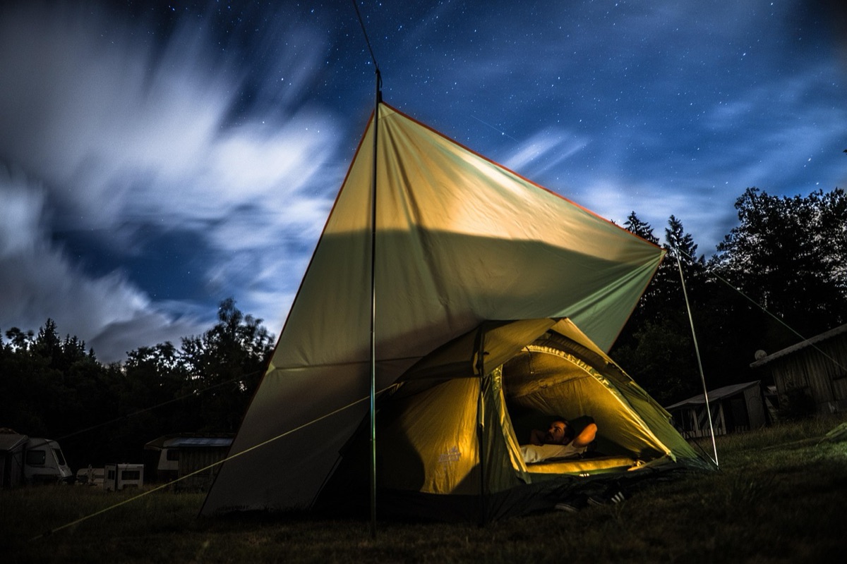 Tienda de campaña y saco de dormir para acampar