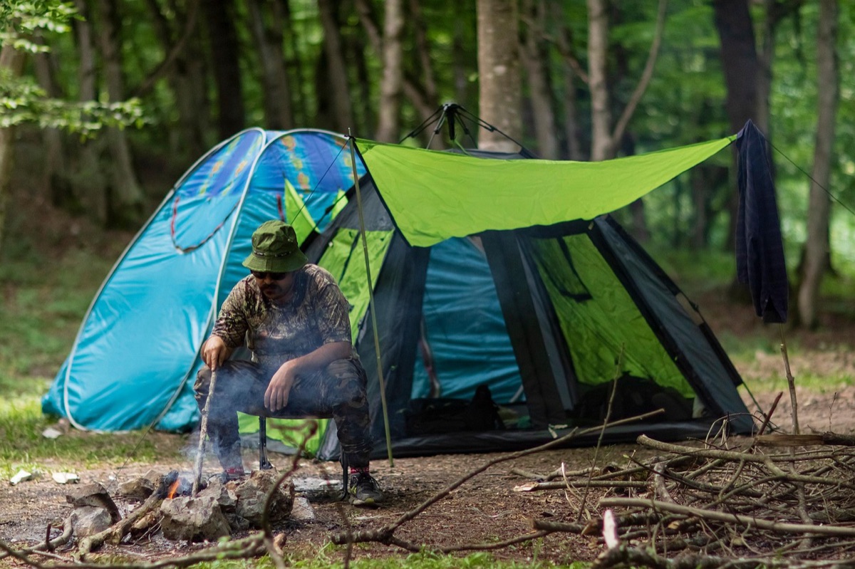 Barraca de camping e saco de dormir profissional.