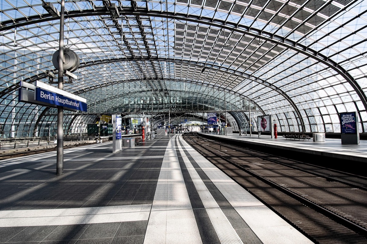 Estação de energia portátil para uso em acampamentos.
