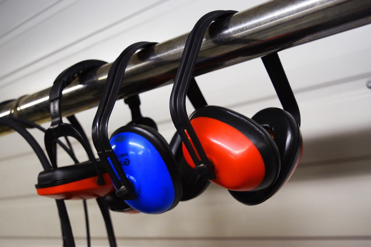Noise-Cancelling-Kopfhörer auf einem Schreibtisch
