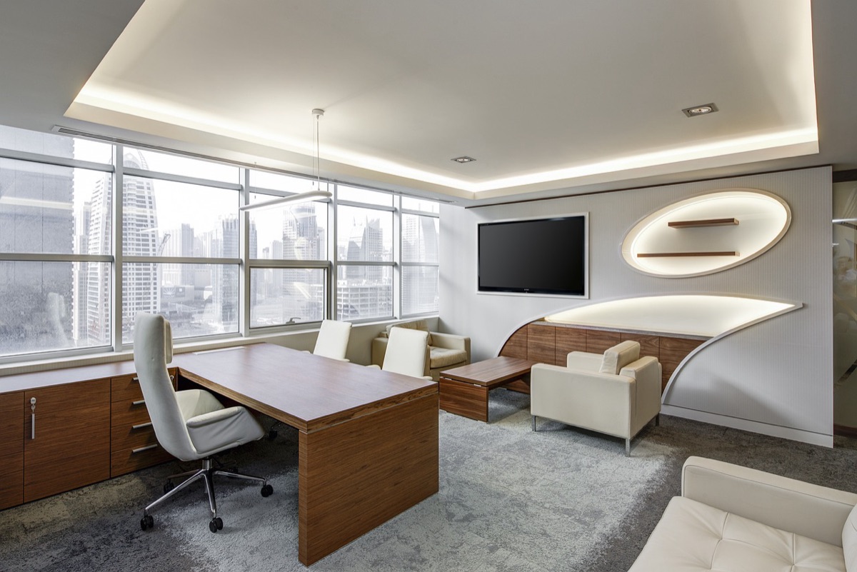 Chaise de bureau ergonomique et espace de travail moderne