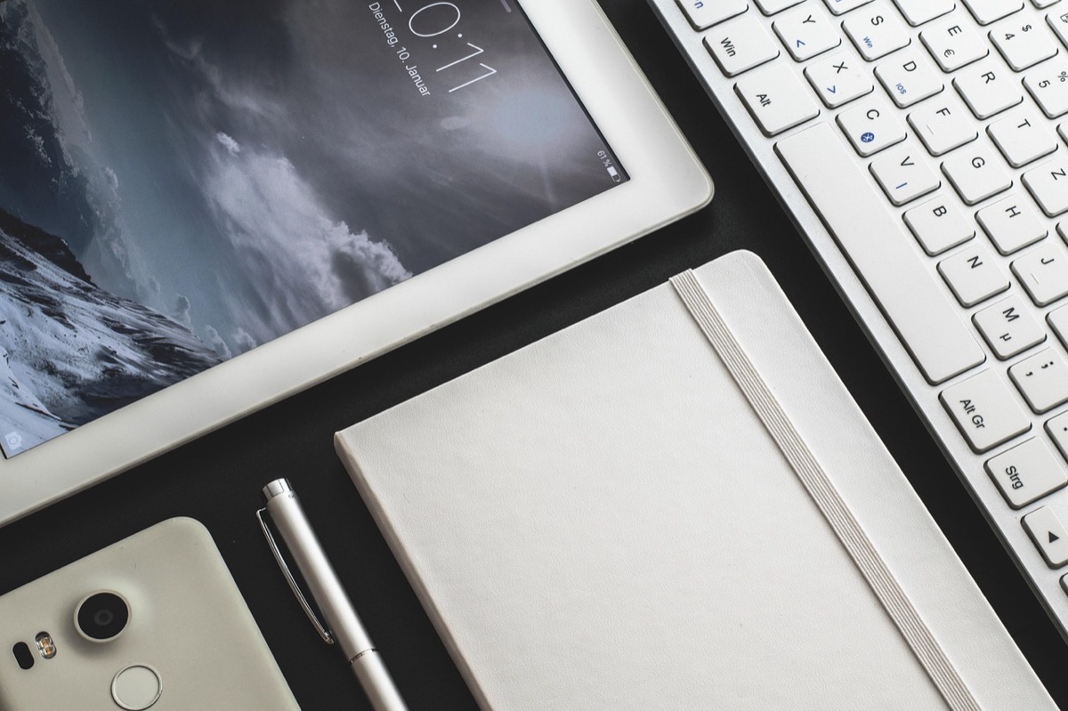 Clavier mécanique et accessoires de bureau pour la productivité