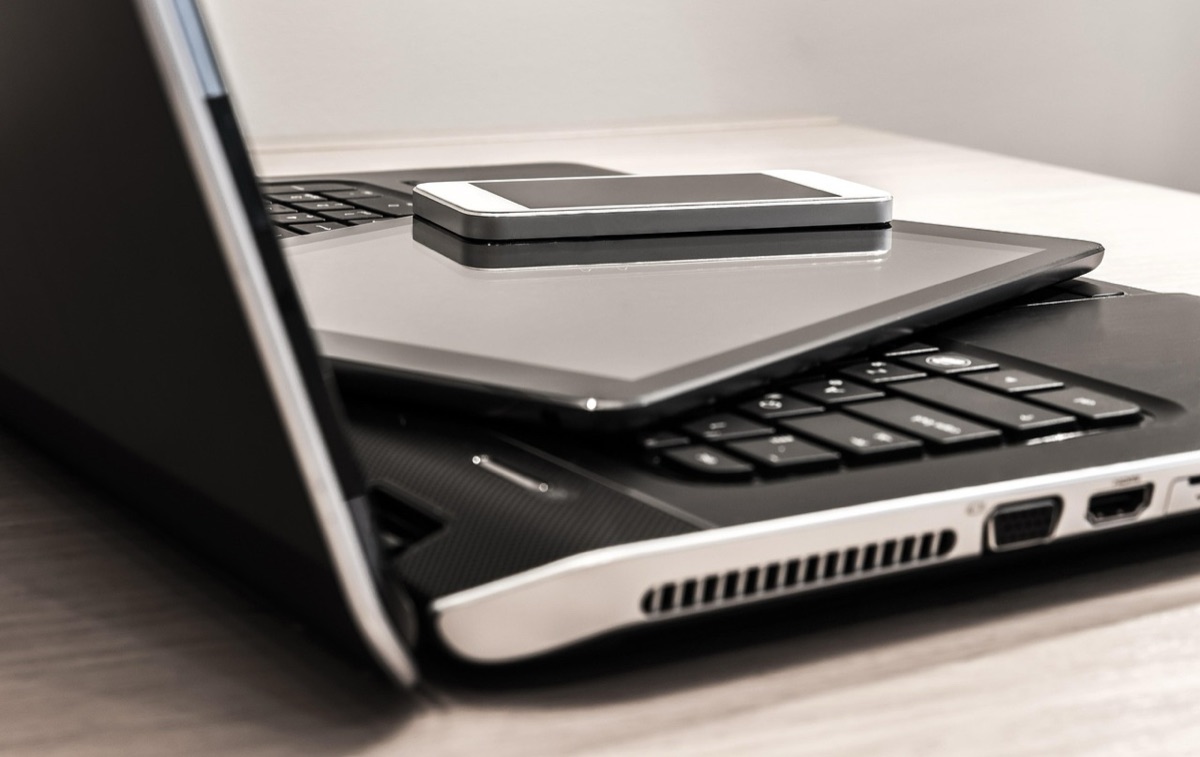 tastiera meccanica e mouse wireless per produttività