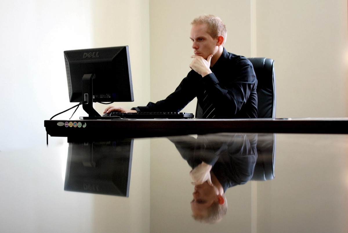 Een comfortabele ergonomische bureaustoel voor thuiswerken