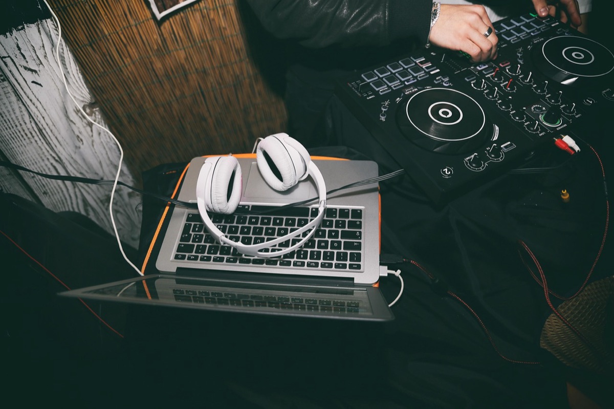 Noise-cancelling koptelefoon naast een laptop
