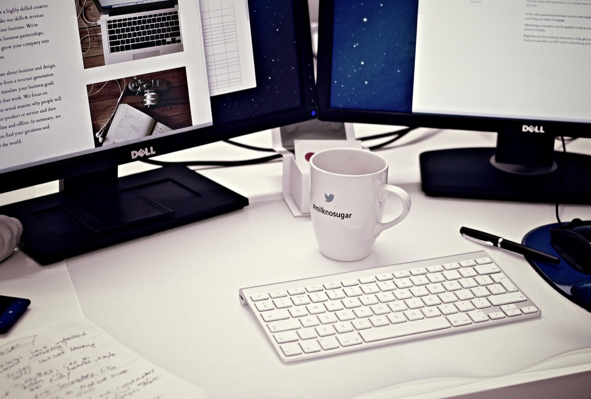 Een moderne dubbele monitor opstelling voor maximale productiviteit