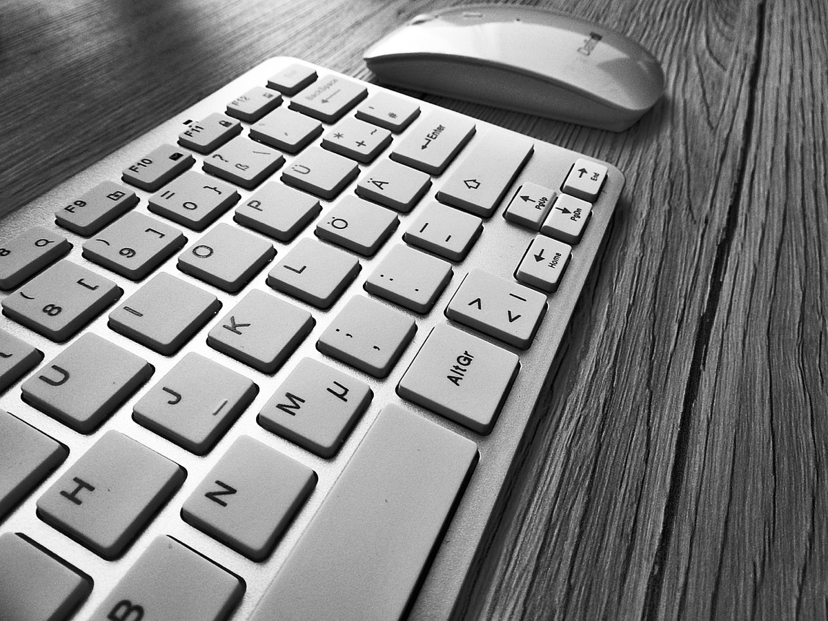 Teclado mecânico e mousepad para produtividade