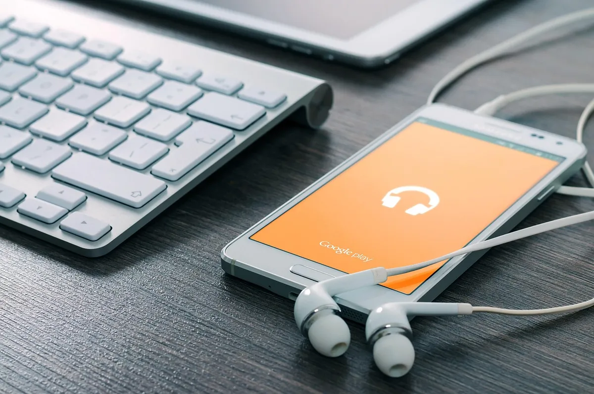 samsung, phone, music, play, earphones, playing music, listening to music, listen, google, design, digital, mobile, android, technology, device, gadget, music,